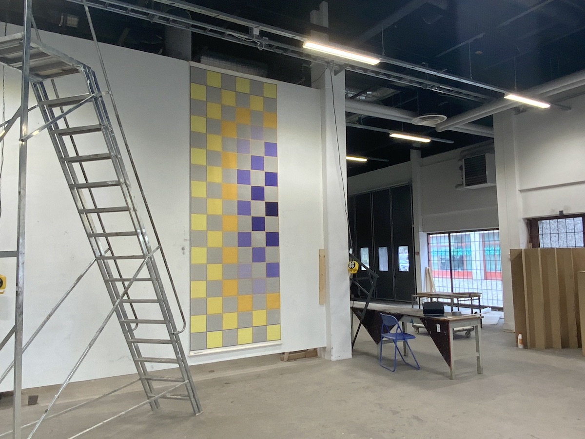 Textil konst av Mona Pedersson "Blå Måne" är en av två screentryckta likadana verk som är tänkta att hänga tillsammans.